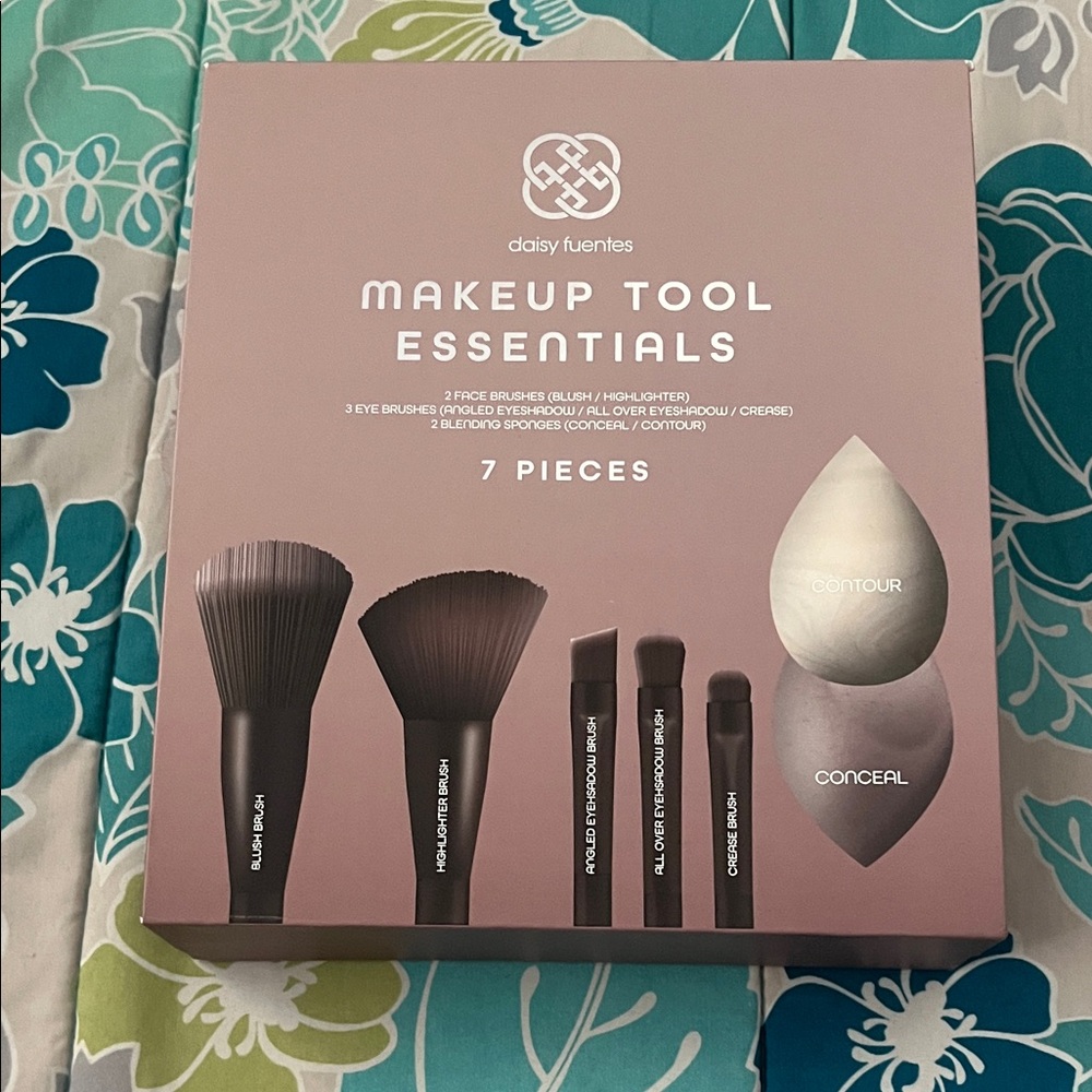 Daisy Fuentes Makeup Tool Essentials in Black and Gray